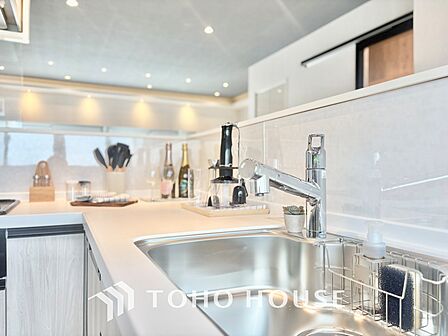 【KITCHEN】◆開放的◆後片付けが楽なシステムキッチン。収納スペースの充実!