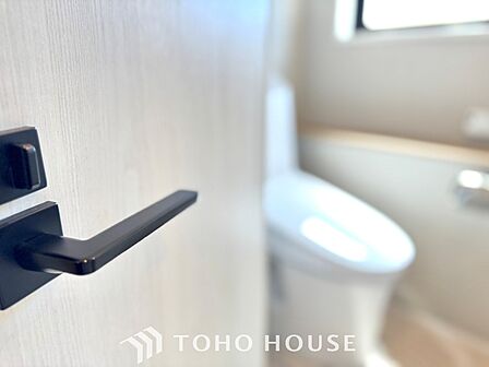 【toilet】トイレットペーパーの使用回数を減らせることです。 シャワートイレを使用すれば、洗浄して汚れを落とすことができるため、トイレットペーパーの使用を最小限にとどめることができます。