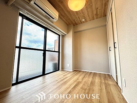 【Ease】家族個々の安らぎの空間。プライベートなBedRoomは暮らす方の感性で造り上げたいもの。誰もが好みで飾れるシンプルな室内に仕上げてあります。