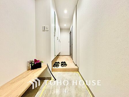 真っ直ぐに行く。新たな生活へ。これから歩むその一足がまた新たな道となる。