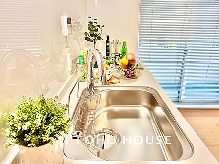 浄水器内蔵・可動式のシャワーヘッド。水はねや大きな洗い物も計算したシンク。システムキッチンは家事をずっと楽にしてくれる。