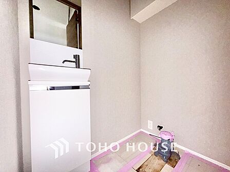 ◆トイレ◆トイレも全て新品に交換されており、清々しく新生活を始めることができます。白基調の清潔感のある空間に生まれ変わりました。
