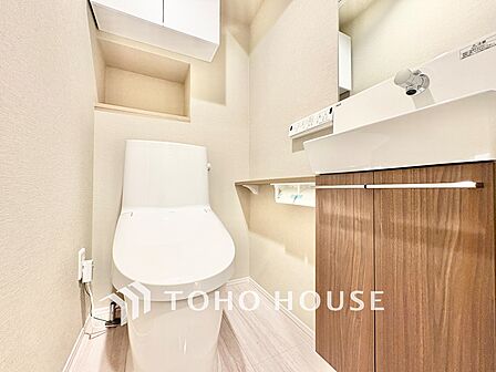 ◆トイレ◆トイレも全て新品に交換されており、清々しく新生活を始めることができます。白基調の清潔感のある空間に生まれ変わりました。