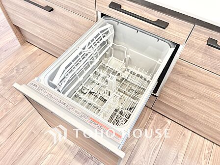 ◆今宵の食卓◆ダウンライトに反射するグラスを眺めながらワインを注ぐ。トクトクと心地いい音をさせながら、フランスの古城を思わせる薫りがたちこめ、とても幸せな時を過ごせる。