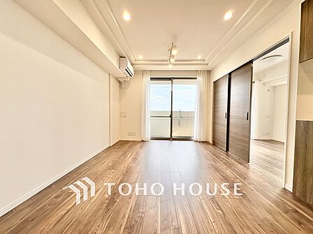 ◆木漏れ日◆の様な採光が優しく足元を照らし、心地いい暮らしの道しるべを写し出す。この空間で過ごす家族との語らいの時間がとても素敵で幸せを感じるかもしれない。