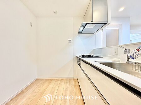 ◆キッチン◆美しく使いやすいキッチンは油汚れが簡単に拭き取れる素材で加工されており、浄水器シャワーから流す水の音を軽減する静かなシンクを採用。見えないところにさり気ない配慮が嬉しいですね