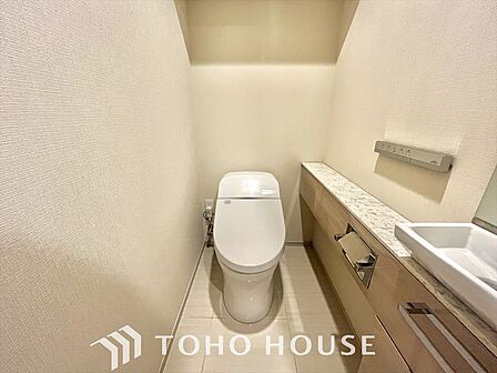 大きく開け放たれた壮大な景色。都内にいることを忘れさせてくれる自然豊かな分譲地。風がそよぎ、青空が歌い、太陽が微笑んでくれる幸せな住まい。