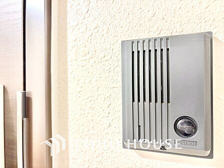 【インターホン】来訪者を室内から確認できるインターホンを設置。