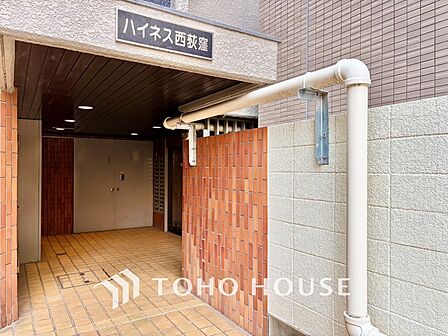 重厚感のあるエントランス。ゴミひとつない廊下は管理の良さを物語る。