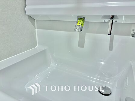 気持ちの良い朝をつくりだし、夕方には笑顔を取り戻させてくれるミラー。パウダールームはいつでも本来の自分を取り戻せる空間。明るく仕上げてあります。