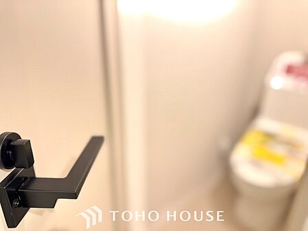 【toilet】トイレットペーパーの使用回数を減らせることです。 シャワートイレを使用すれば、洗浄して汚れを落とすことができるため、トイレットペーパーの使用を最小限にとどめることができます。