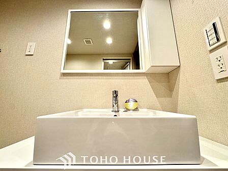 【Wash basin】十分な大きさの洗面台は収納もさる事ながら、身だしなみチェックや歯磨きなど、朝の慌ただしい時間でもホテルライクなスペースで余裕とゆとりを感じて頂けます。