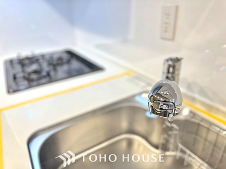 【Water cleaner】蛇口から流れ出すお水はクリーンでいつも楽しめます。また浄水器内臓シャワー混合栓なので場所取らずのスッキリとしたスタイルです。