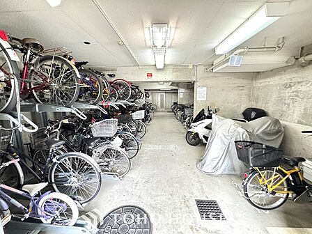 緑が織りなす柔らな陽射しと薫風を頬で感じさせ、さりげなく気が利いていて穏やかな雰囲気を醸し出す家。