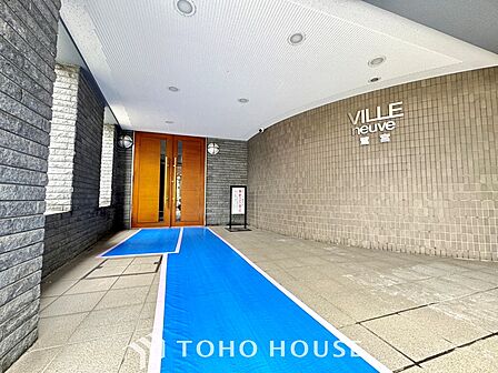 やわらかな陽射し、心地よい風、一歩外へ出て身体を伸ばす。どこまでも広がる青空の下、限りない開放感を味わえる空間です。