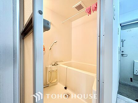 【Bathroom】『一日の疲れを落としてくれる場所は、一番落ち着く場所でなければならない』高級感溢れるカラーと大きさ・柔らかな曲線で構成された半身浴も楽しめるバスタブが心地よさをもたらします。