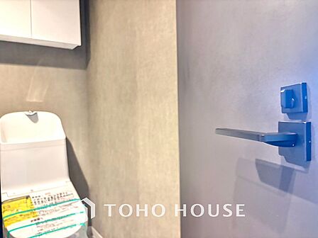 清潔感あるホワイト調のクロスと温もり溢れるモダンカラーの床材が見事に調和した本邸宅は、毎日の生活を少しでも快適に過ごして頂ける様に落ち着いた雰囲気作りから行っています。