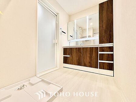 洗濯機置き場から浴室へのアクセスが良く、無駄のない家事動線を実現。タオルや洗剤類をすっきり仕分けできる大型収納を備えており、家族で毎日気持ちよく使える清潔感漂う空間です。