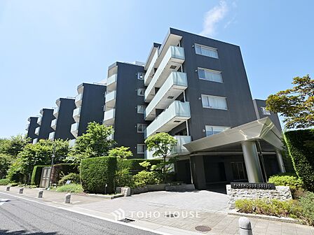 大きく開け放たれた壮大な景色。都内にいることを忘れさせてくれる自然豊かな分譲地。風がそよぎ、青空が歌い、太陽が微笑んでくれる幸せな住まい。