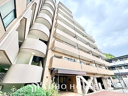 豊かな緑の街路樹と生垣に包まれた静かで開放的な道路環境。見通しが良くフラットな道のりは、徒歩や自転車での移動はもちろん、敷地内車寄せへの車のアプローチもスムーズで快適です。