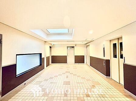 カメラ付きの集合玄関機で来訪者の姿を室内からしっかり確認。かざすだけの非接触キーリーダーを搭載しており、両手がふさがっている時でもスムーズかつ安全に入館できます
