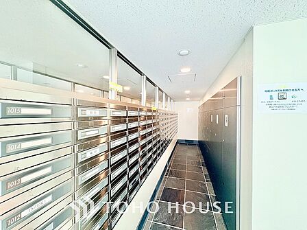 24時間いつでも荷物を受け取れる便利な宅配ボックスを多数設置。ダイヤル錠付きのメールボックスと一体感のある美しい壁面デザインで、おでかけ中や手離せない時間帯も安心感を届けてくれます。
