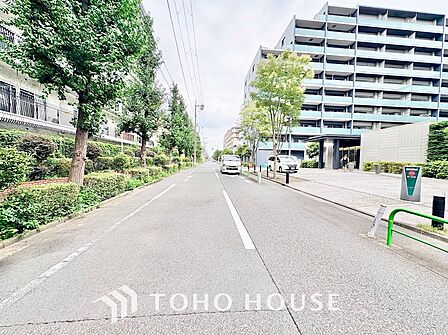 豊かな緑の街路樹と生垣に包まれた静かで開放的な道路環境。見通しが良くフラットな道のりは、徒歩や自転車での移動はもちろん、敷地内車寄せへの車のアプローチもスムーズで快適です。