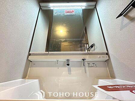 【Wash basin】十分な大きさの洗面台は収納もさる事ながら、身だしなみチェックや歯磨きなど、朝の慌ただしい時間でもホテルライクなスペースで余裕とゆとりを感じて頂けます。