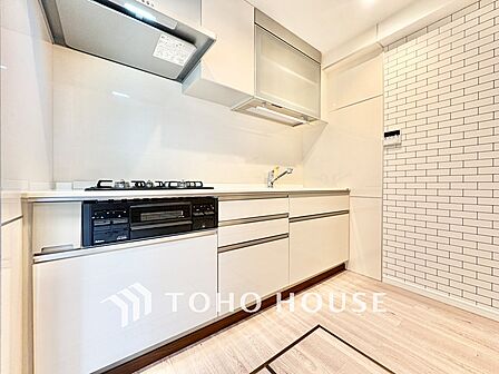 ◆今宵の食卓◆ダウンライトに反射するグラスを眺めながらワインを注ぐ。トクトクと心地いい音をさせながら、フランスの古城を思わせる薫りがたちこめ、とても幸せな時を過ごせる。