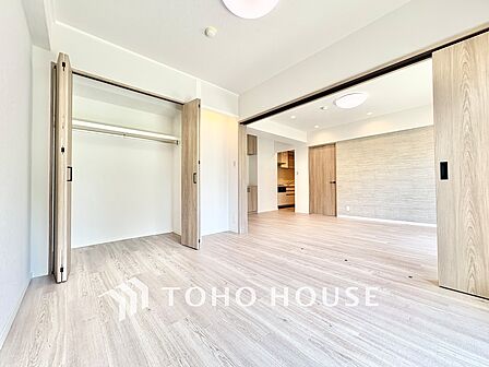 ◆間接照明◆オレンジ色の光が僕達を大人な気分にさせる。静かで優しく語りかけるその光は、今日の終わりを告げてくれ、でも明日にはいい事が必ず来るよ。そんな囁きが聞こえてくる