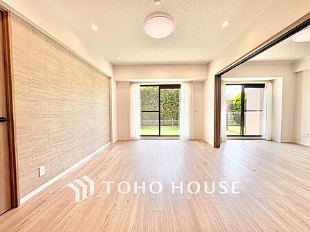 ◆木漏れ日◆の様な採光が優しく足元を照らし、心地いい暮らしの道しるべを写し出す。この空間で過ごす家族との語らいの時間がとても素敵で幸せを感じるかもしれない。