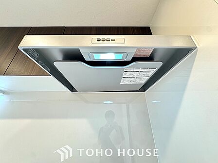 【Kitchen】美しく使いやすいキッチンは油汚れが簡単に拭き取れる素材で加工されており、浄水器シャワーから流す水の音を軽減する静かなシンクを採用。見えないところにさり気ない配慮が嬉しい