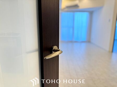 【Decorative lighting】 上質に仕上げられた室内。オフ・ホワイトの壁を背にした観葉植物の葉をそっと置かれたインテリア・ライトが照らし出しています。少しお洒落な暮らしをしてみませんか。