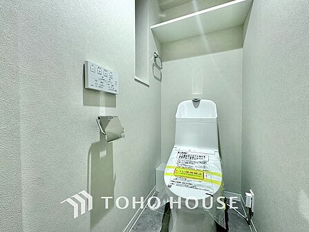 清潔感あるホワイト調のクロスと温もり溢れるモダンカラーの床材が見事に調和した本邸宅は、毎日の生活を少しでも快適に過ごして頂ける様に落ち着いた雰囲気作りから行っています。