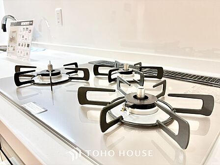 ◆今宵の食卓◆ダウンライトに反射するグラスを眺めながらワインを注ぐ。トクトクと心地いい音をさせながら、フランスの古城を思わせる薫りがたちこめ、とても幸せな時を過ごせる。