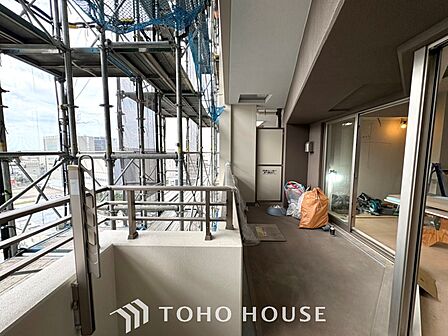 【Balcony】陽の光に照らされるバルコニーを、爽やかな涼風が吹き抜けていきます。心を落ち着かせ開放してくれる眺望が今日も家族を包み込みます。