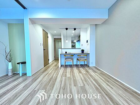 居心地のいい暮らしには欠かせない眩い採光。ゆったりとした幅の窓からこの空間に降り注ぐ採光が絶えない。明るいリビングこそ居心地のいい暮らしが待っているのだと思う。