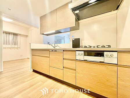 【Private Garden】リビングの先に広がリビングの先に広がるのは、マンションではな大型専用庭。アウトドアリビングとして、また季節の花々を愛でる庭として、暮らしの可能性が無限に広がります。