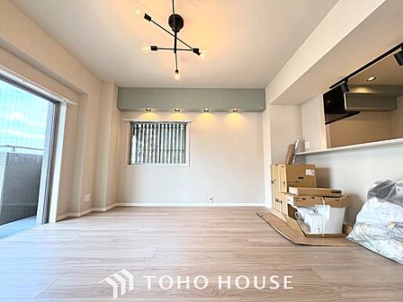 【Decorative lighting】上質に仕上げられた室内。オフ・ホワイトの壁を背にした観葉植物の葉をそっと置かれたインテリア・ライトが照らし出しています。少しお洒落な暮らしをしてみませんか。