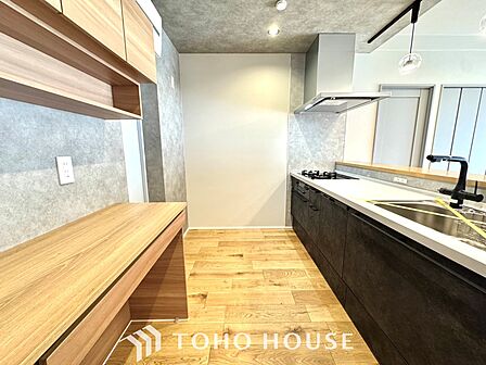 【Kitchen】美しく使いやすいキッチンは油汚れが簡単に拭き取れる素材で加工されており、浄水器シャワーから流す水の音を軽減する静かなシンクを採用。見えないところにさり気ない配慮が嬉しい
