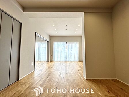 【Decorative lighting】 上質に仕上げられた室内。オフ・ホワイトの壁を背にした観葉植物の葉をそっと置かれたインテリア・ライトが照らし出しています。少しお洒落な暮らしをしてみませんか。