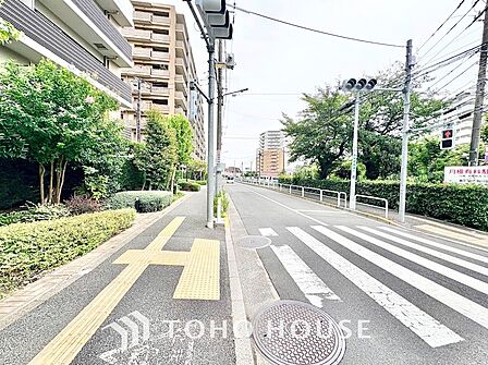 マンション前に綺麗に整備されたフラットな歩道を確保。安全柵で車道と分離されているため小さなお子様やご年配の方の歩行も安心で、バス停も近くお出かけに恵まれた住環境です。