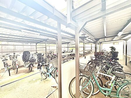 【駐輪場】出し入れしやすい配置で、日々の通勤やお買い物もスムーズにこなせそうです。