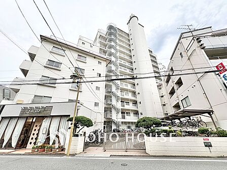 マンション別角度からの外見。周辺は落ち着いた街並みで、敷地周りもきれいに維持管理されています。