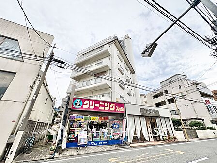 マンション別角度からの外見。周辺は落ち着いた街並みで、敷地周りもきれいに維持管理されています。