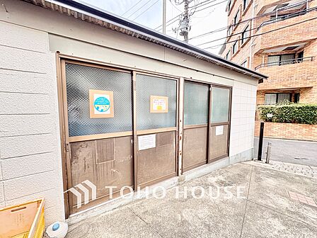 扉付きで外部から見えない安心の専用ゴミ置場。荒天時や鳥害を防ぐ清潔な空間が保たれています。