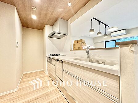 ◆キッチン◆美しく使いやすいキッチンは油汚れが簡単に拭き取れる素材で加工されており、浄水器シャワーから流す水の音を軽減する静かなシンクを採用。見えないところにさり気ない配慮が嬉しいですね