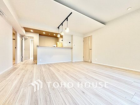 ◆今宵の食卓◆ダウンライトに反射するグラスを眺めながらワインを注ぐ。トクトクと心地いい音をさせながら、フランスの古城を思わせる薫りがたちこめ、とても幸せな時を過ごせる。