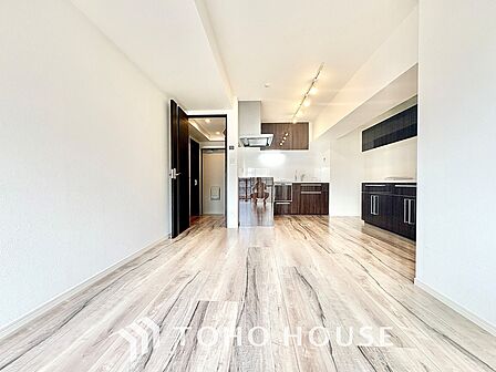 ◆木漏れ日◆の様な採光が優しく足元を照らし、心地いい暮らしの道しるべを写し出す。この空間で過ごす家族との語らいの時間がとても素敵で幸せを感じるかもしれない。