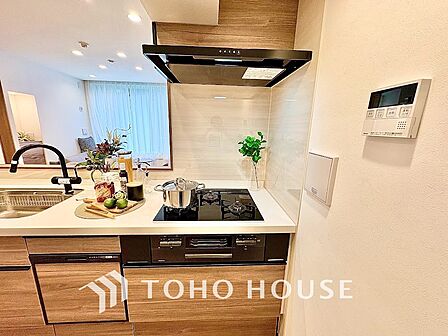 リビングを見渡せる対面式キッチン。調理をしながら家族との会話を楽しめる、開放感のあるつくりです。作業スペースもしっかり確保され、毎日の料理や後片付けをスムーズに行える使い勝手のよいキッチンです。